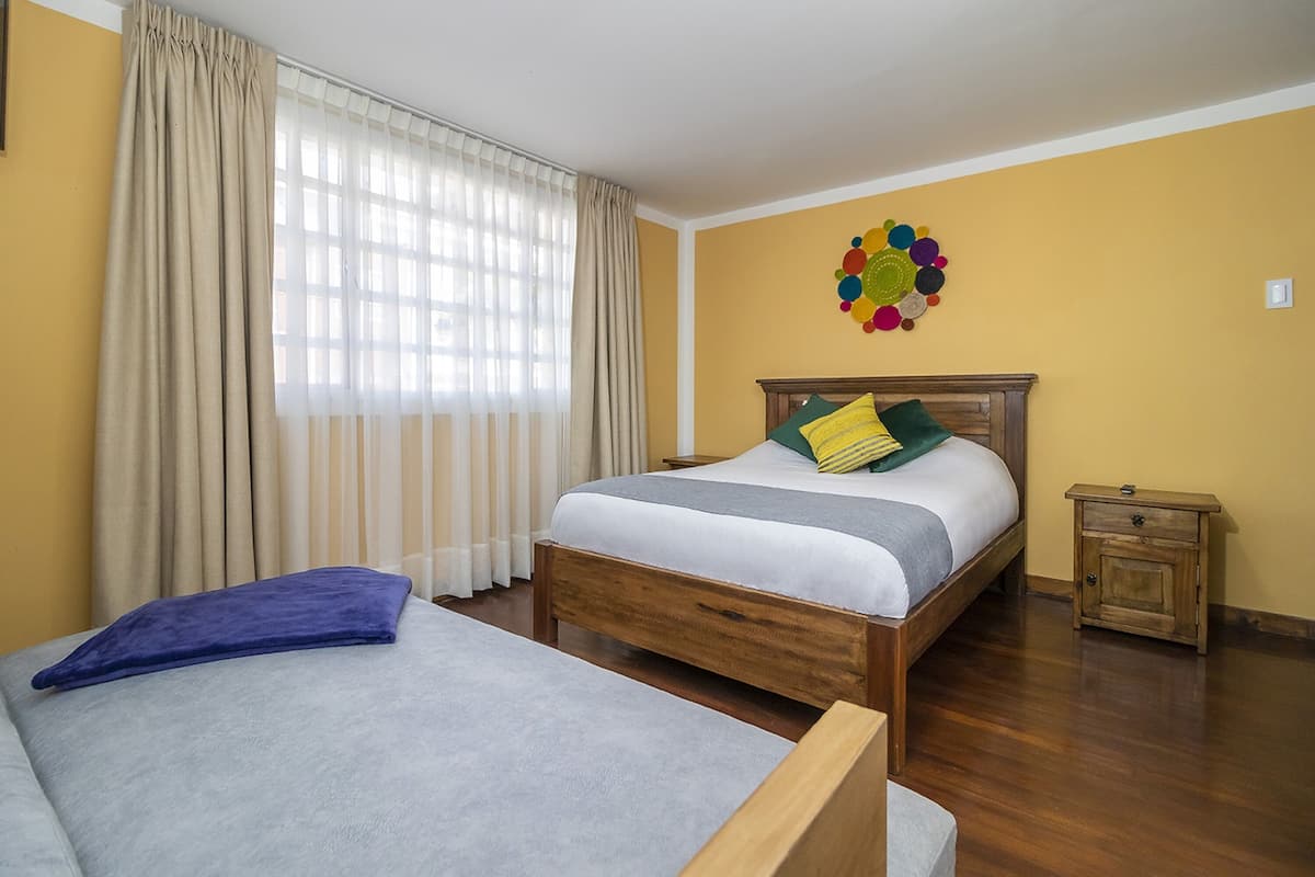 Habitación triple | Ropa de cama de alta calidad, edredones de plumas, cortinas opacas