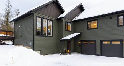 Newly Built 6 Bedrooms with 2 Private Hot Tubs and 2 Kitchens