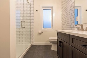 Combined shower/bathtub, hair dryer, towels