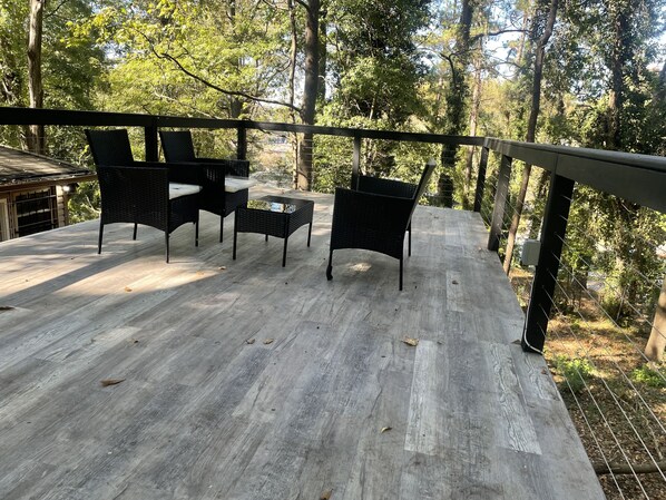 Terrace/patio - Cozy romantic Ranch house w/deck view - 10 mins from airport (Atlanta)