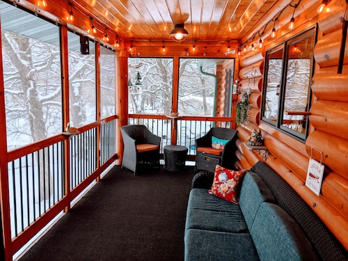 Cozy lakefront Log Home. Hot tub, kayak, yard toys, game room. Pontoon for rent.