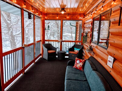 Cozy lakefront Log Home. Hot tub, kayak, yard toys, game room. Pontoon for rent.