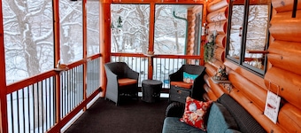 Cozy lakefront Log Home. Hot tub, kayak, yard toys, game room. Pontoon for rent.