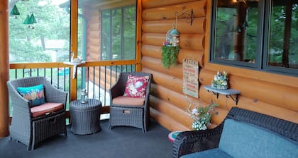 Authentic Log Home on Fountain Lake. Hot tub, Game Room, Kayaks, Canoe, Gardens,