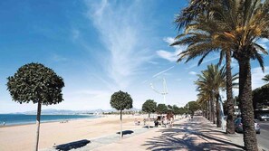Una spiaggia nelle vicinanze