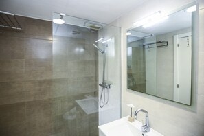 Een douche, handdoeken