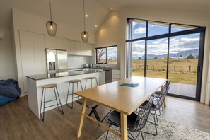 Fridge, microwave, oven, stovetop - Southern Stars - FREE WiFi (Twizel)