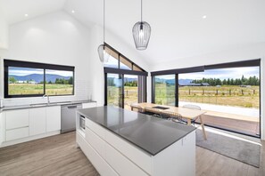 Fridge, microwave, oven, stovetop - Southern Stars - FREE WiFi (Twizel)