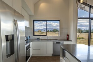 Fridge, microwave, oven, stovetop - Southern Stars - FREE WiFi (Twizel)