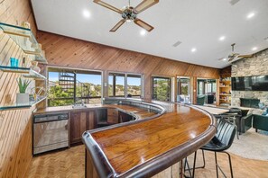 Interior - Lake Travis Gem, Golf, boat, Tennis, Pool (Point Venture)