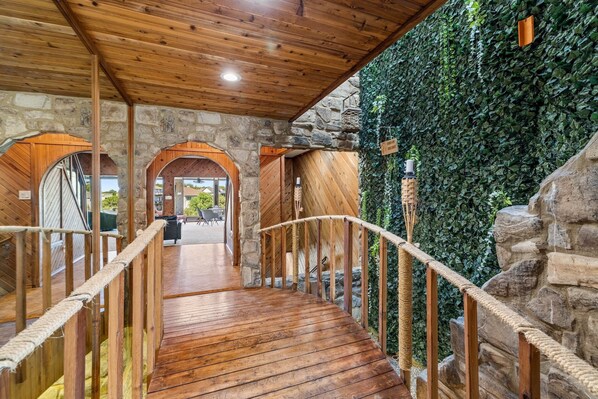 Interior - Lake Travis Gem, Golf, boat, Tennis, Pool (Point Venture)