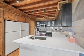 Fridge, microwave, oven, stovetop - Lake Travis Gem, Golf, boat, Tennis, Pool (Point Venture)