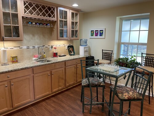Private Suite w/ Kitchenette Convenient to McDaniel College