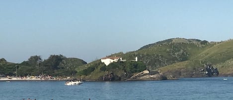 En la playa, arena blanca