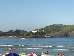 On the beach, white sand - Suíte Palmeiras  (Cabo Frio)