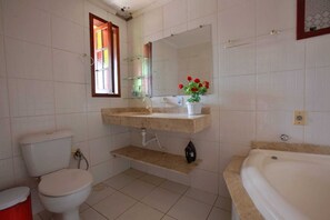 Quarto Duplo Suite com Varanda | Bathroom | Shower - Suíte Palmeiras  (Cabo Frio)