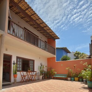 32-inch LED TV with satellite channels, TV - Suíte Palmeiras  (Cabo Frio)