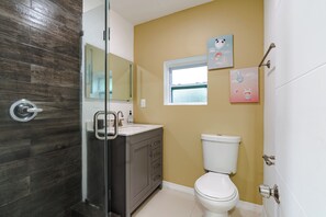 Séchoir à cheveux, serviettes fournies, savon, shampooing