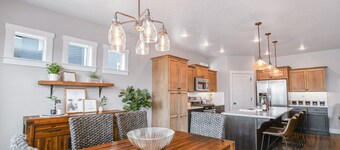 Backyard Bungalow w/ Resort Like Backyard!!!