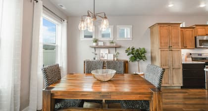 Backyard Bungalow w/ Resort Like Backyard!!!