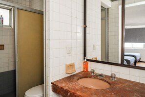 Douche, sĂšche-cheveux, serviettes fournies, savon