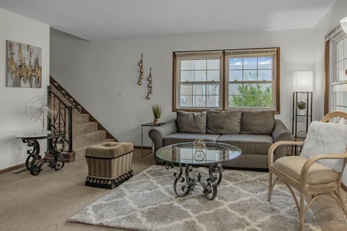 Peaceful 2-Bedroom Apartment - Close To It All!