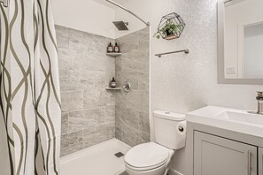 Shower, hair dryer, towels, soap - Relaxing 3BR w/ Waffle Bar•Lackland BMT•Seaworld! (San Antonio)
