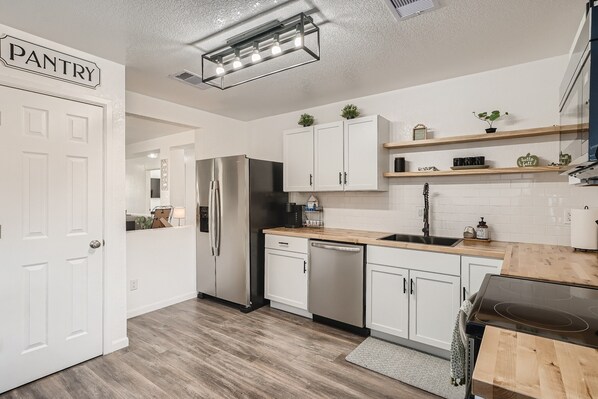 Refrigerador, microondas, horno y parrilla de estufa 