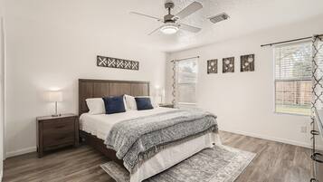 3 bedrooms, desk, iron/ironing board, free WiFi