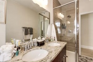 Shower - Springfield luxurious Duplex! 5 Min from TIAA! (Jacksonville)