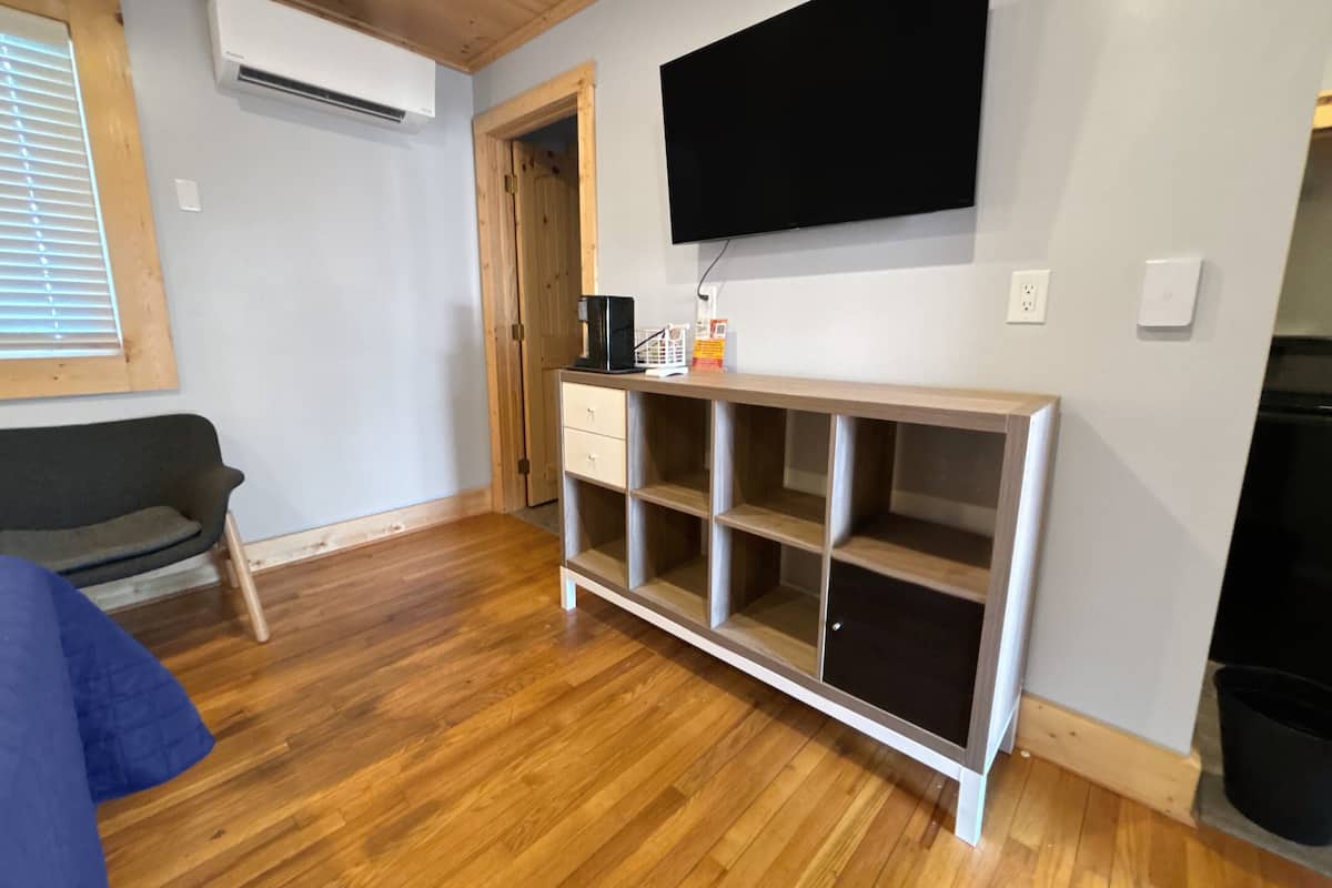 Quarto premium, 1 cama King, geladeira | Roupas de cama premium, Wi-Fi de cortesia, roupa de cama