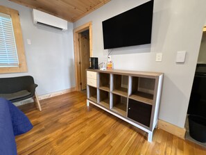 Premium Room, 1 King Bed, Refrigerator | Premium bedding, free WiFi, bed sheets
