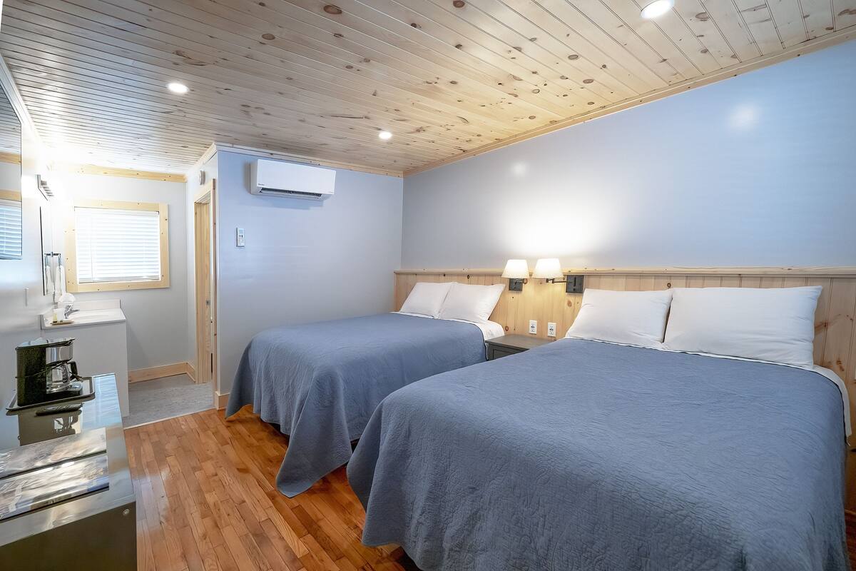 Premium bedding, WiFi (free), bed sheets