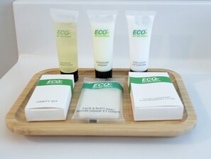 Chuveiro, produtos de toalete grátis