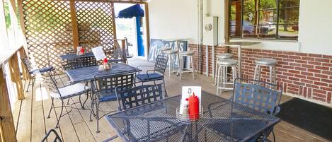 Aperto a colazione, pranzo e cena, cucina americana