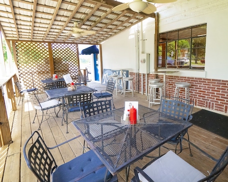Se sirven desayunos, almuerzos y cenas; cocina americana. Tuggle's Gap Roadside Inn - Blue Ridge Parkway