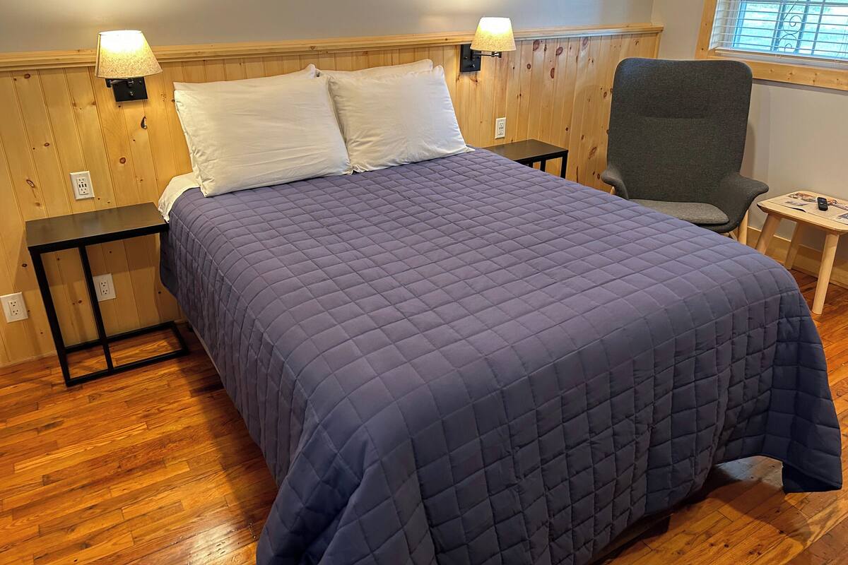 Premium bedding, WiFi (free), bed sheets