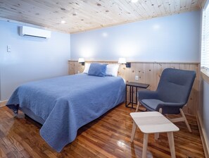 Premium bedding, free WiFi, bed sheets - Tuggle's Gap Roadside Inn - Blue Ridge Parkway (Floyd)