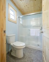 Ducha, artículos de higiene personal gratuitos y secador de pelo