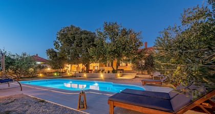 Holiday Home Apios - Three Bedroom Holiday Home with Swimming Pool