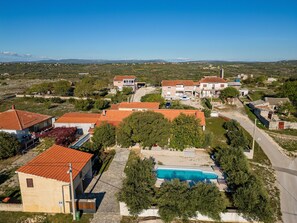 A residential area with houses, a swimming pool, and a clear view of the surrounding landscape. - Holiday Home Apios - Three Bedroom Holiday Home with Swimming Pool (Benkovac)