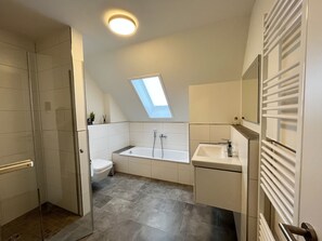 Bathtub - Vacation home "Leni", perfect for families, (Butjadingen)