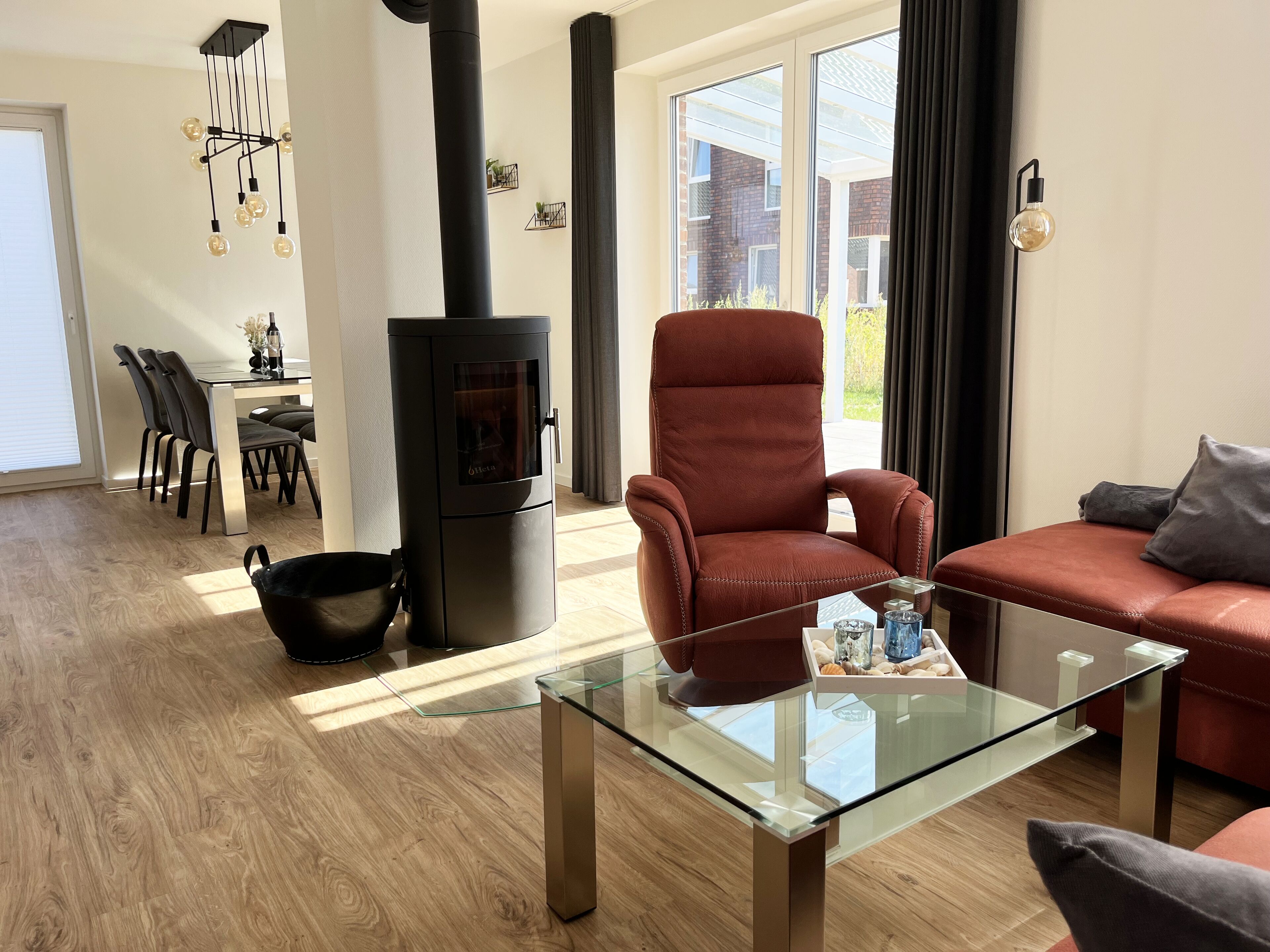 Smart TV, caminetto, libri, impianto stereo