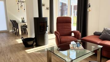 Smart-TV, Kamin, Bücher, Stereoanlage