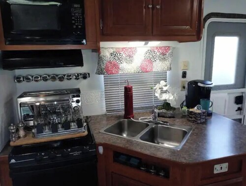 Glamping at its finest! Private 1 BR, A/C, Wifi.