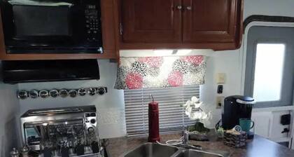 Glamping at its finest! Private 1 BR, A/C, Wifi.