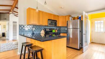 Frigorífico, microondas, horno y placa de cocina