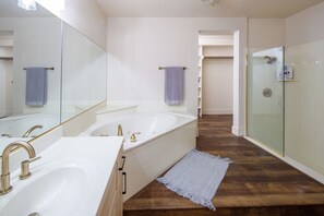 Duschwanne, Whirlpool, Handtücher, Shampoo