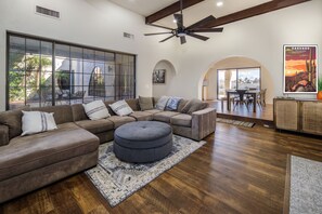 Smart TV, fireplace - Casa Daytona is a Pool House within 5 minutes to Lake!! (Lake Havasu City)