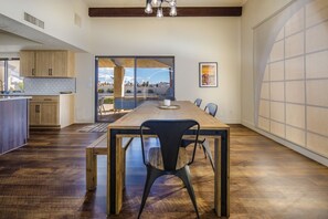 Dining - Casa Daytona is a Pool House within 5 minutes to Lake!! (Lake Havasu City)